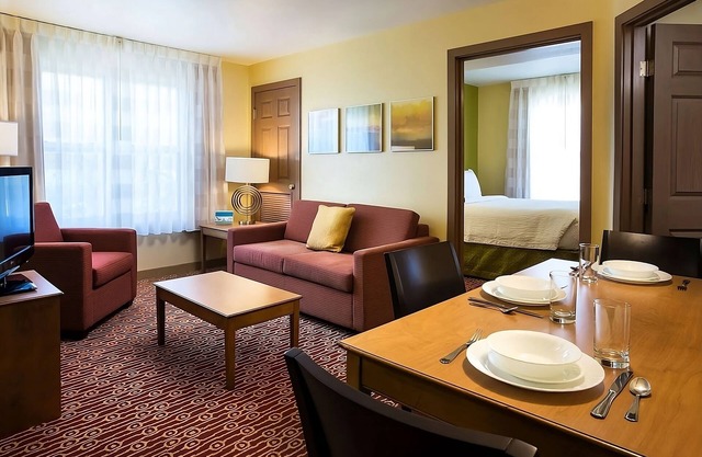 Spacious Good-Value Accommodation! 2 Convenient Units, Outdoor Pool