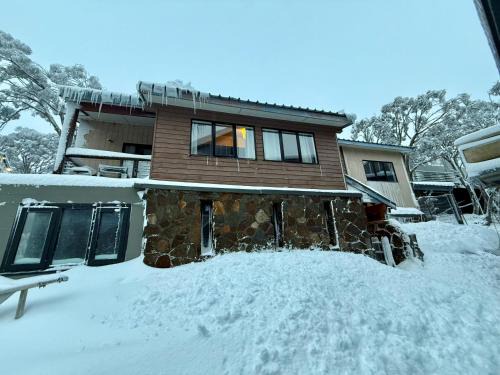 Spacious Group Getaway - Fireplace - 75TV - Mega Fast Wi-Fi