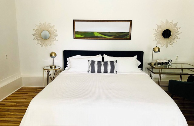 Spacious guesthouse located in the heart of Weatherford.