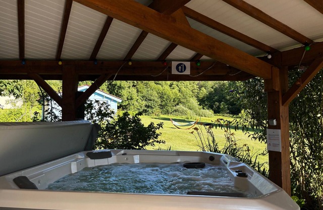 Casa espaciosa con spa, ping-pong y futbolín, ideal para relajarse en familia