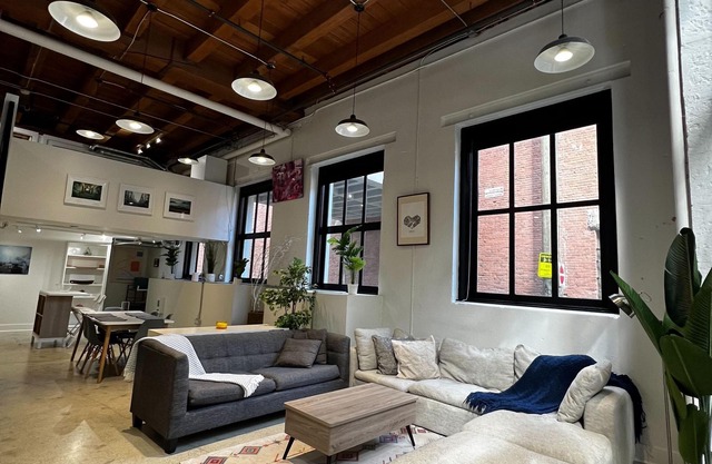 Spacious Heritage Loft in the Heart of Gastown (Pet Friendly!)