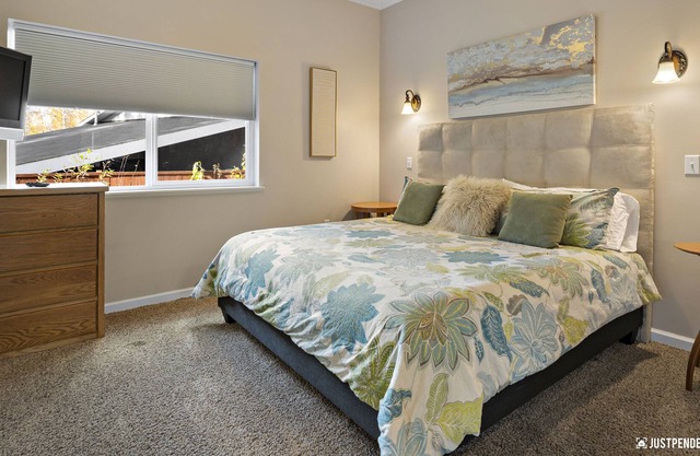 Spacious Hideaway Apartment with Lake access