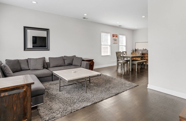 Spacious Hideaway minutes from Downtown w/Parking