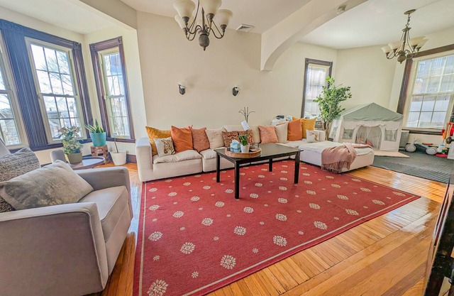 Spacious, historic Boston 4-bedroom house with fitness room, home office, WiFi