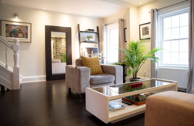 Spacious Historic Downtown Stableman's House Loft