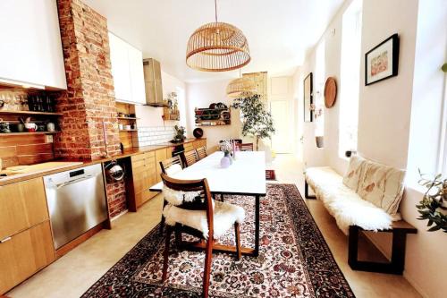 Spacious historical art oasis in the city center