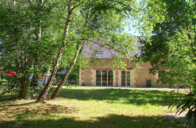 Amplia casa de vacaciones en Auriac -Dezéjouls con piscina