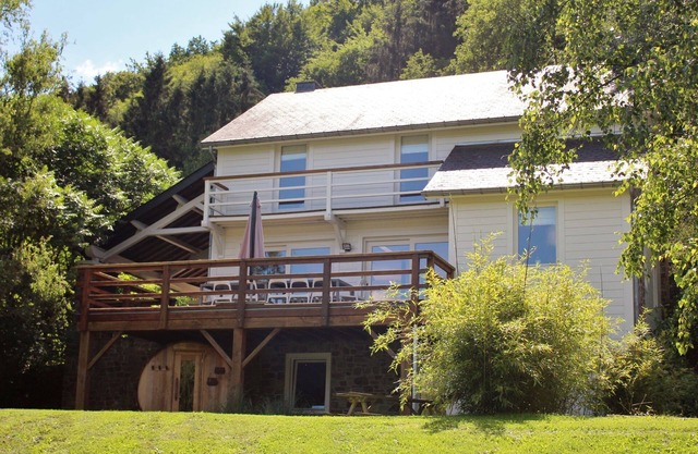 Espaciosa casa de vacaciones en Rendeux con sauna