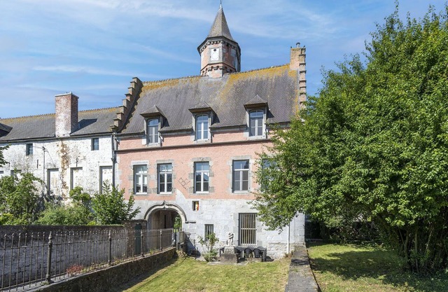 Espaciosa casa de vacaciones en Cerfontaine con jardín