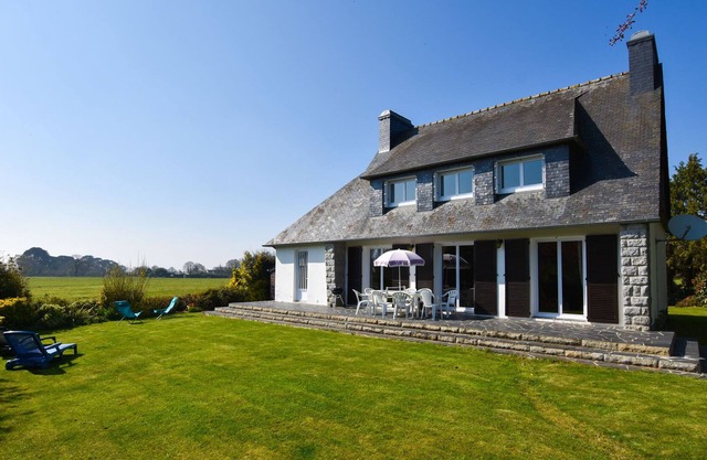 Espacioso casa de vacaciones en Morlaix, Bretaña con jardín privado