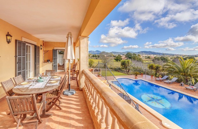 Amplia casa Can Claret con vistas a la montaña, Wi-Fi, jardín, balcón, terrazas y piscina; aparcamiento disponible