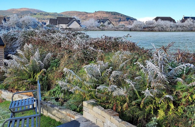 Spacious Holiday Home. Mountain views. A Stroll to Lough Derg & River Shannon