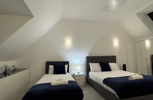 Spacious Holiday Home near Luton Airport with free parking.