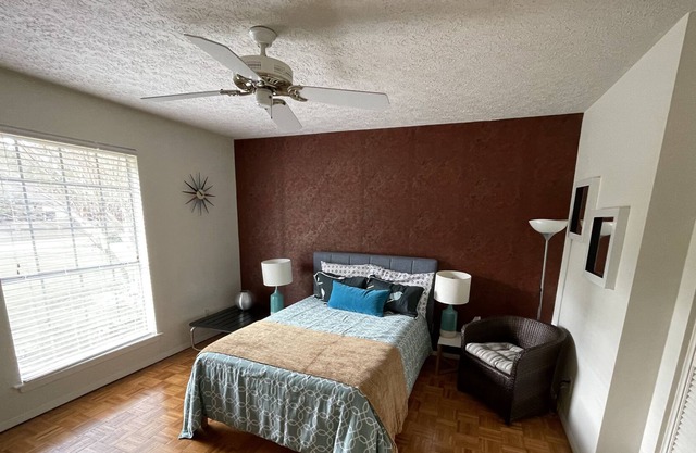 Spacious home 15 minutes from downtown shopping, dining waterfront entertainment
