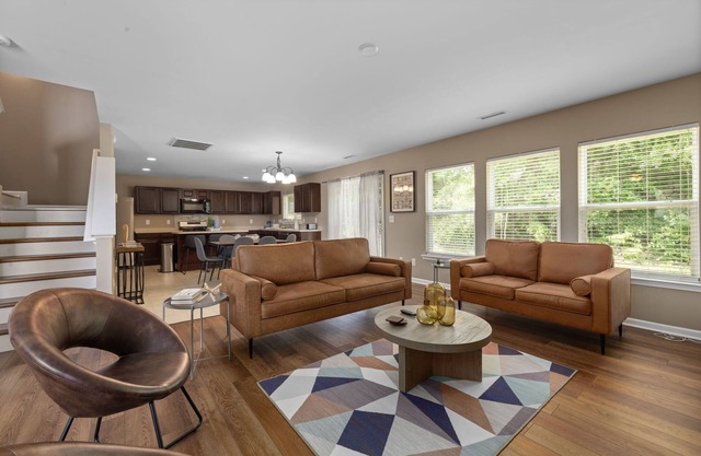 Spacious Home for Large Groups, 5 miles from Downtown Raleigh!