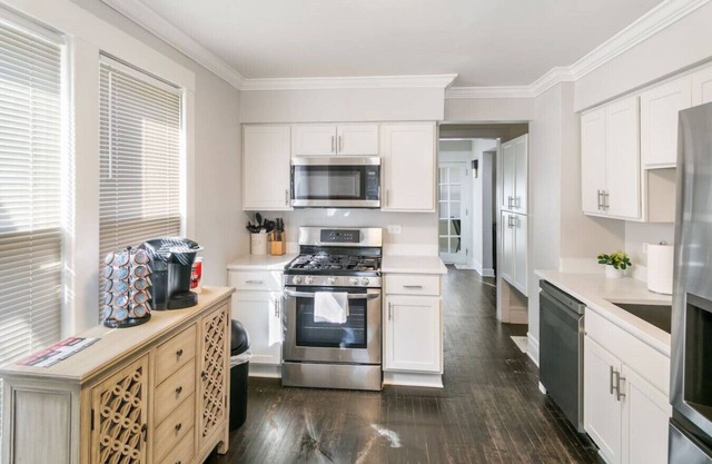 Spacious Home in DT Libertyville Near Naval Base