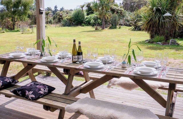 Spacious home in Okarito Brown Kiwi sanctuary, 15min drive to Glacier & Beach