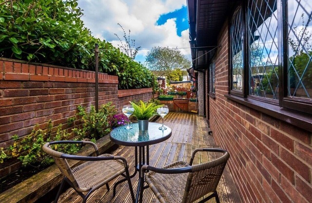 Spacious Home in Warrington | 53 Degrees Property | Ideal for Groups - Sleeps 8!
