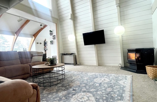 Spacious home just 1.5 mi from Pleasant Mtn. Spectacular views of Mt Washington