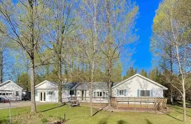 Spacious home made for large groups and families! Close to many UP destinations!