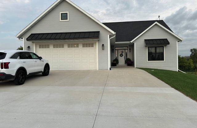 Spacious Home near 2025 EAA Airventure with indoor and outdoor entertaining!