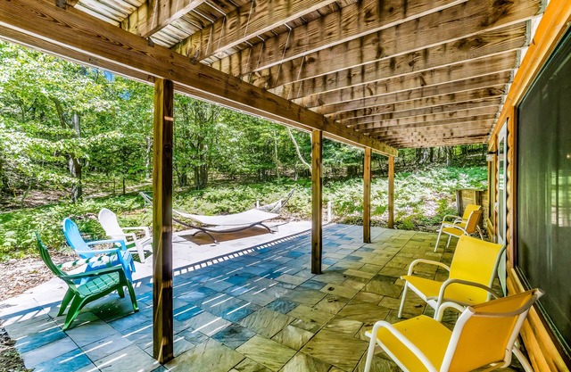 Spacious home near the lake w/ fireplace, hammock, full kitchen, & washer/dryer