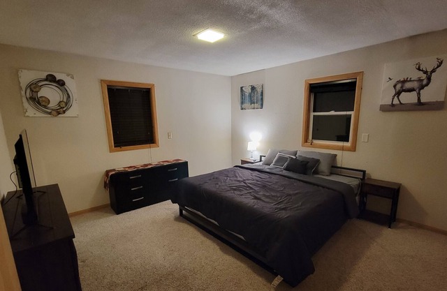 Spacious Home Retreat with acres to explore!
