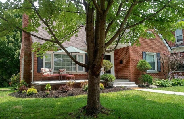 Spacious Home - Sleeps 8 Fire-pit 1 Block to EKU & Downtown, 2 Miles to I-75