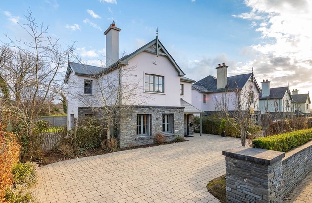 Spacious home to sleep 8 just a short stroll from Kenmare