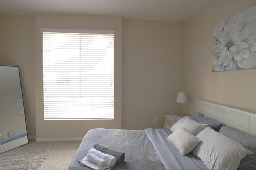 Spacious Home w Backyard - 10min Drive To Disneyland