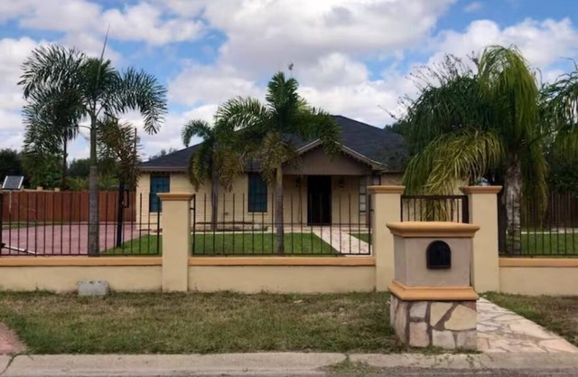 Spacious Home w/ backyard retreat. Enjoy your stay with all the amenities incl.