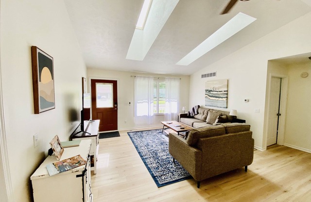 Spacious Home w/ King Bed close to Beaches, Lake Macatawa, Holland, & Saugatuck