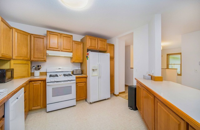 Spacious home with fireplace, full kitchen, central AC, & washer/dryer