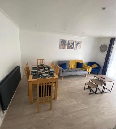Spacious Home with Garden in Harlow, Comfy for Contractors & Relocators