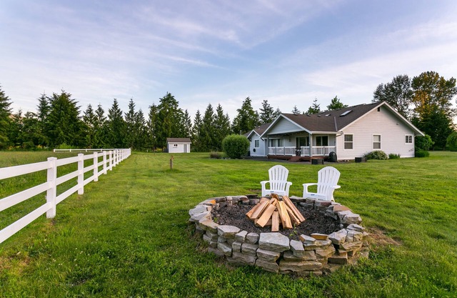 Spacious Home with Pond and Seasonal Mtn View 12 min to Bellingham