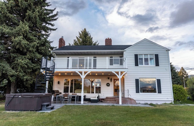 Casa de lujo ubicada en el campo de golf Butte Country Club. ¡Vistas impresionantes!