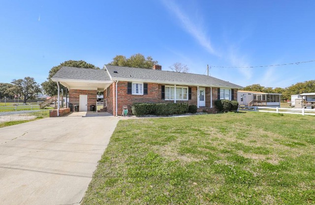 Spacious Home with Waterfront View-Welcome Pets