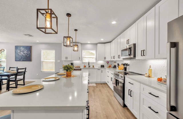 Spacious & Homey 4br/3ba W/amenities Near Downtown
