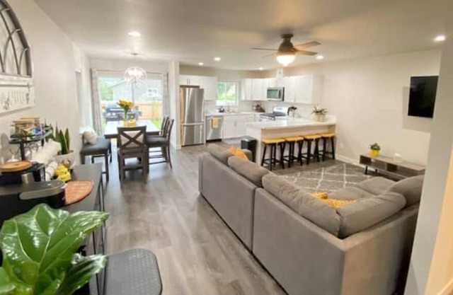 Spacious Honeycomb Hideaway with Full Office, Free Laundry and Garage