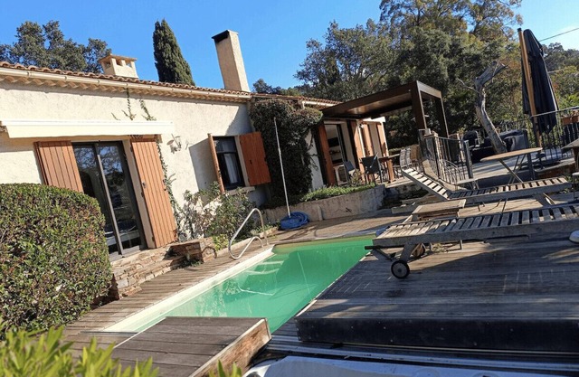 Spacious house with pool in Cabasson