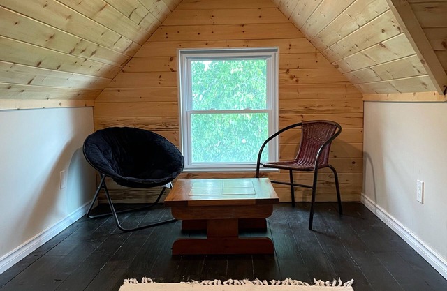 Spacious house, 5 min walk to downtown- cafes, restaurants, and pubs