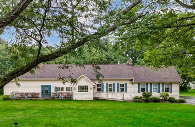 Spacious House for Families, Couples, & Fishermen. Parking for Boats/Trailers.