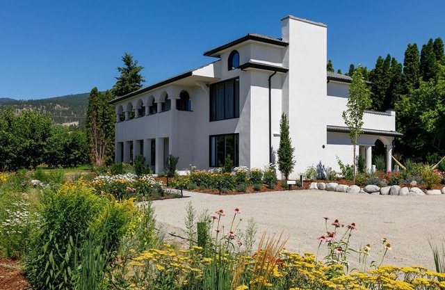 Spacious house in a Naramta cherry orchard - 4 bedroom Spanish style villa