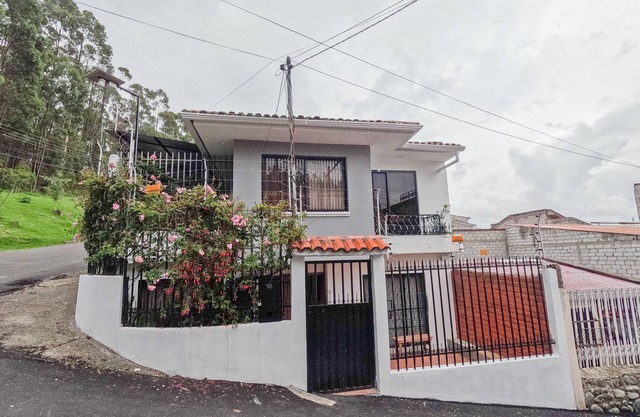 Casa amplia frente a un parque (apta para mascotas)