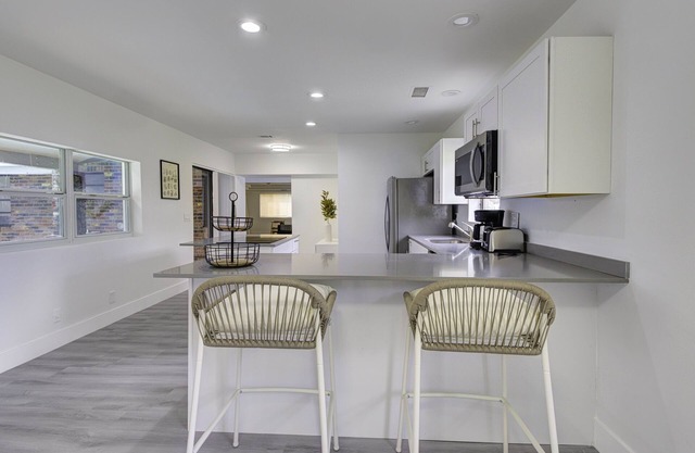 Spacious house in Hollywood! With pool!
