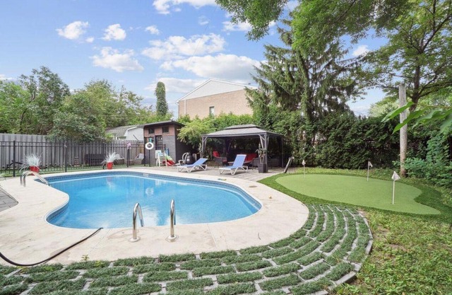 Spacious house in Montreal: 5 bedrooms, 4 bathrooms, garden with pool