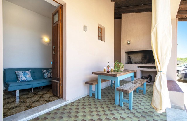Espaciosa casa en Costa Rossa con vista parcial al mar y terraza