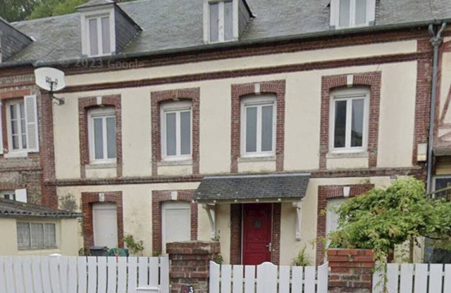 Spacious house near the sea