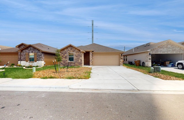 Spacious house with enclosed yard, AC & near local attractions