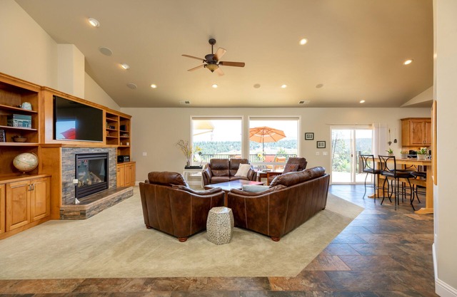 Spacious house with stunning views @ Running Y